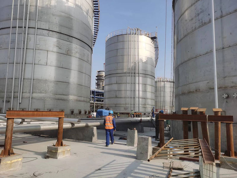 Large vertical storage tank